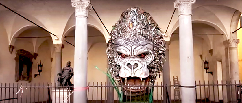 Un enorme gorilla si affaccia su Piazza S.MIchele: è la 3ª Edizione di